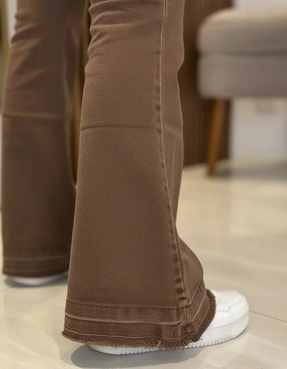 Jean Mujer Flare Café Chocolate Tiro Alto Elasticado Push Up (Basta deshilachada)